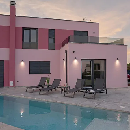 Relaxing Giardin Villa *