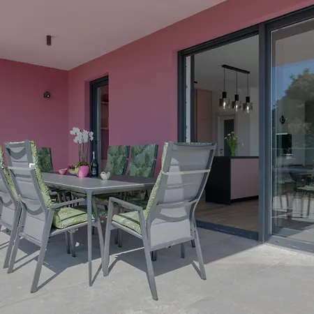 Relaxing Giardin Villa