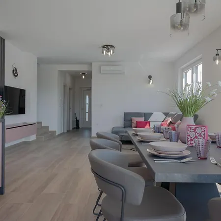 Relaxing Giardin Villa