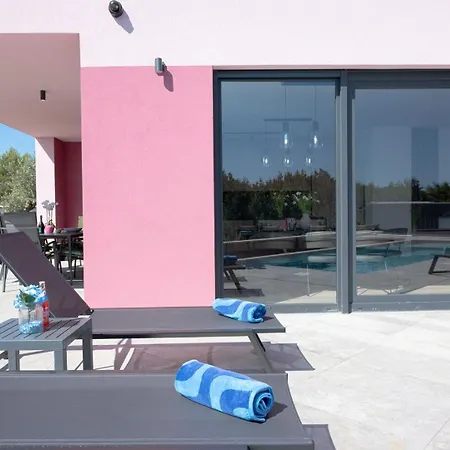 Relaxing Giardin Villa *