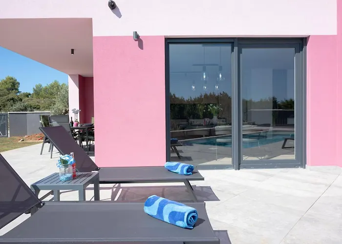 Relaxing Giardin Villa *